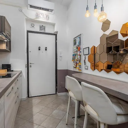 5 Min To Metro - Independent - Quiet - Privacy Apartment