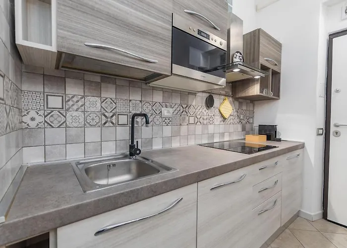 5 Min To Metro - Independent - Quiet - Privacy Apartament